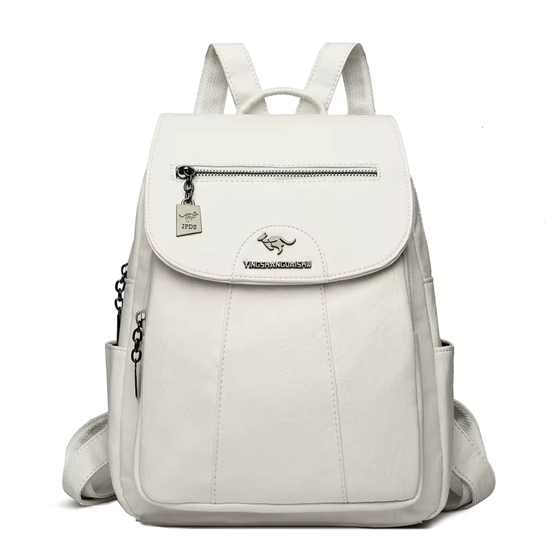 Gros plan sur la texture du cuir PU du sac à dos femme Silvy, doux, résistant et tendance.