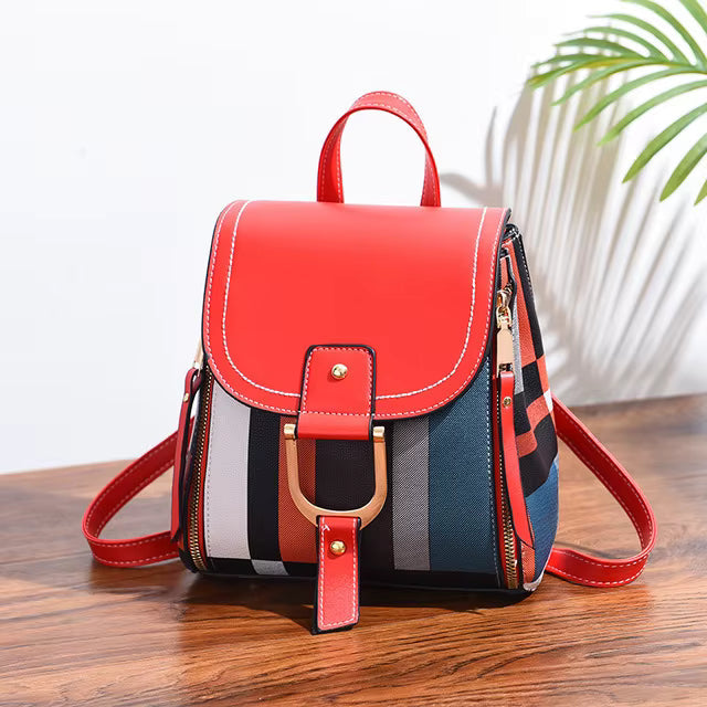Vue latérale du sac à dos élégant, compact et tendance pour les femmes actives en milieu urbain.