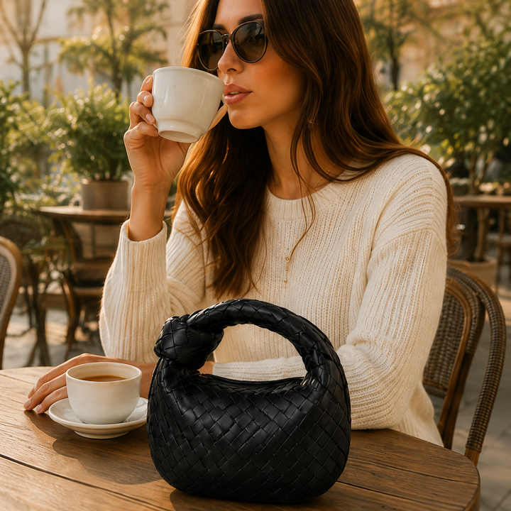 Mini sac tissé chic, accessoire mode indispensable pour femme. Polyvalent et compact.