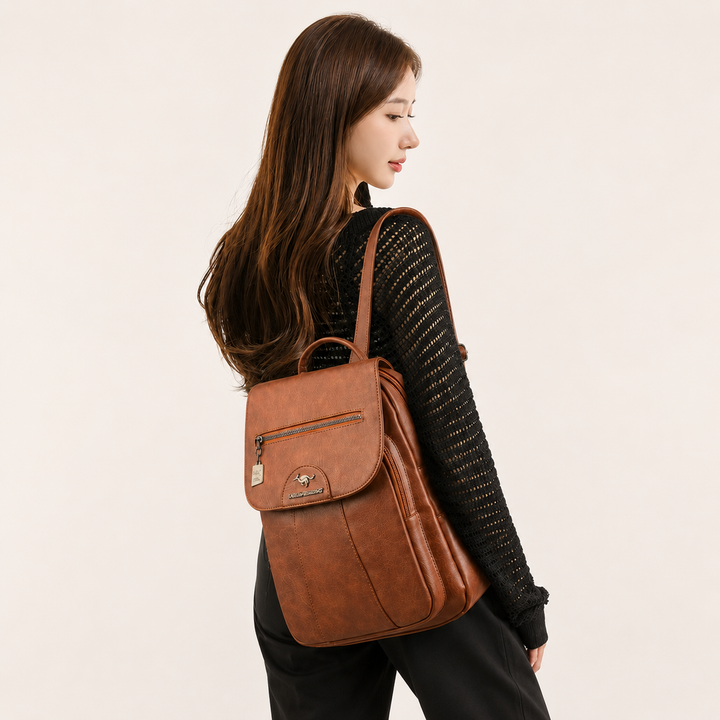Sac à dos femme Silvy en cuir PU porté sur le dos, montrant son design élégant et sa praticité en ville.