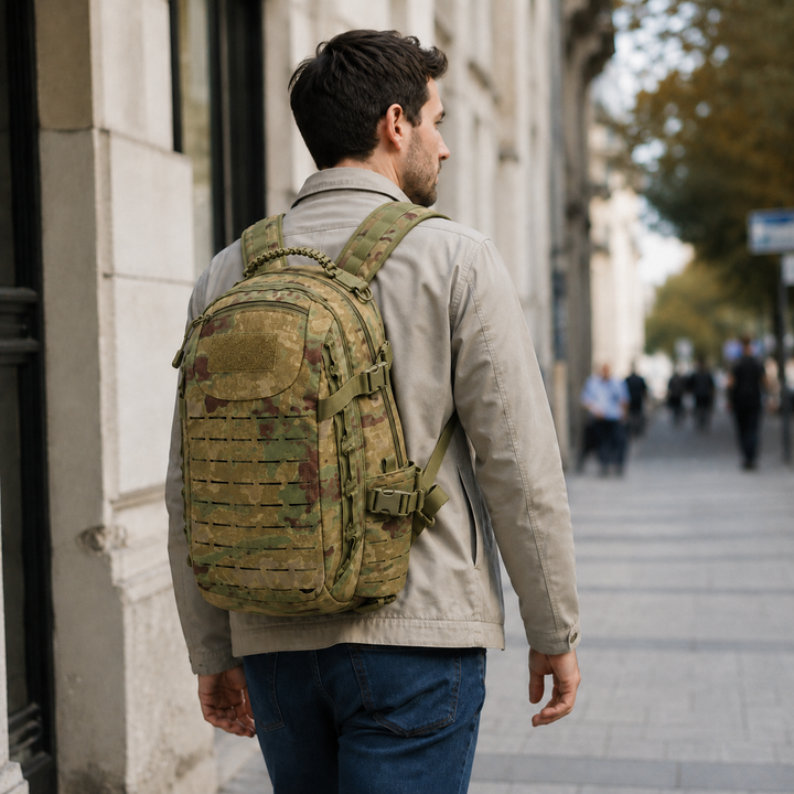 Sac à dos tactique et robuste 30L, adapté pour le voyage, la randonnée et comme équipement militaire.