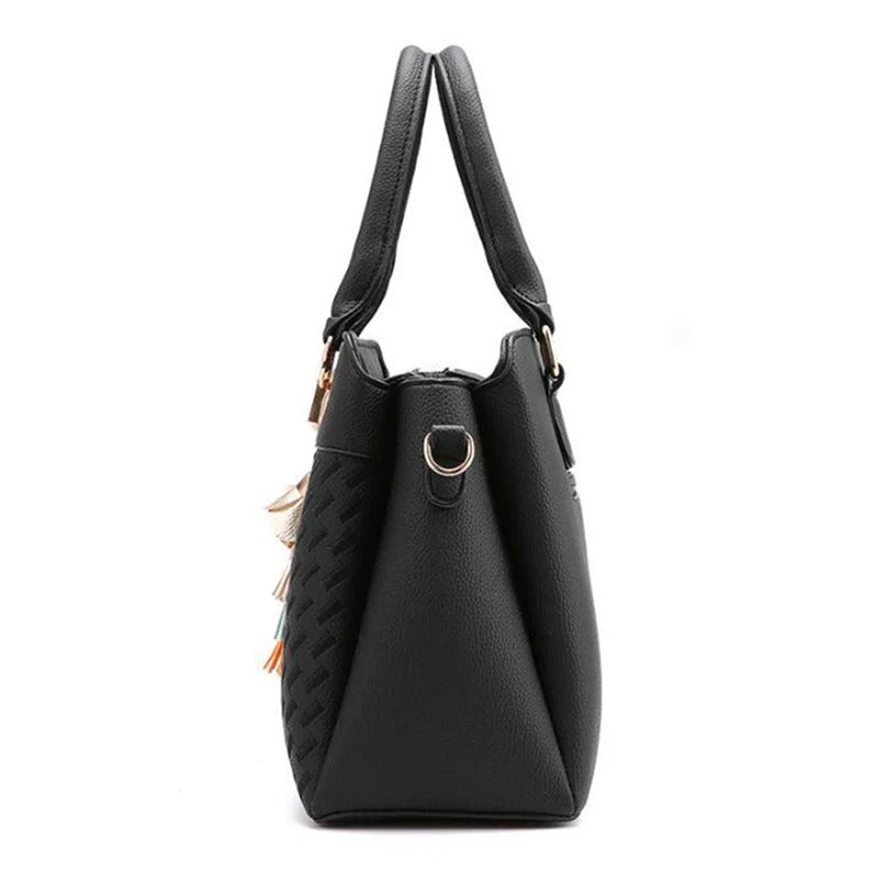 Sac de luxe pour femme, bandoulière fine, porté épaule, un accessoire de mode élégant et pratique.