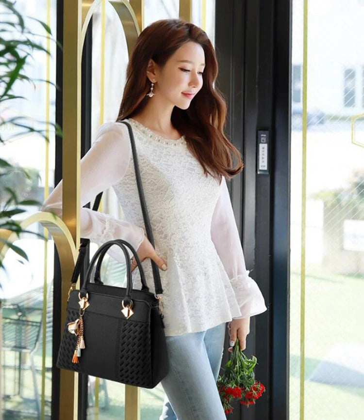 Sac bandoulière femme, cuir lisse, couleur classique, alliant luxe et fonctionnalité au quotidien.