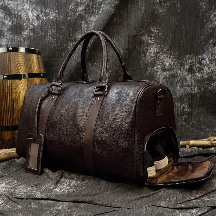 Sac multifonction homme en cuir, elegant pour sport, voyage et bureau.