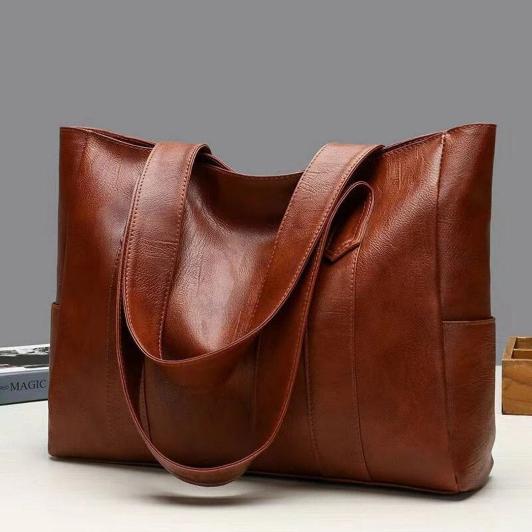 Sac fourre-tout moderne en cuir marron pour femmes, pratique, tendance et parfait pour le travail.