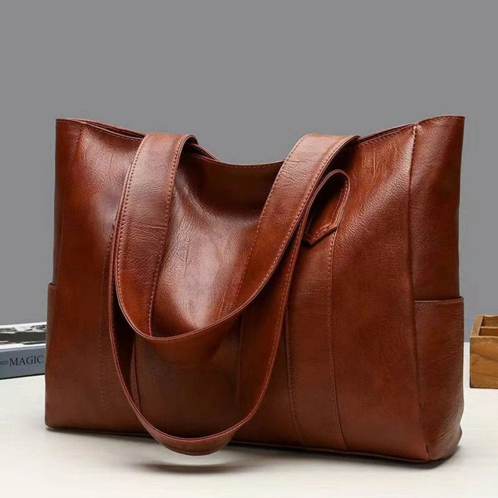 Sac fourre-tout moderne en cuir marron pour femmes, pratique, tendance et parfait pour le travail.