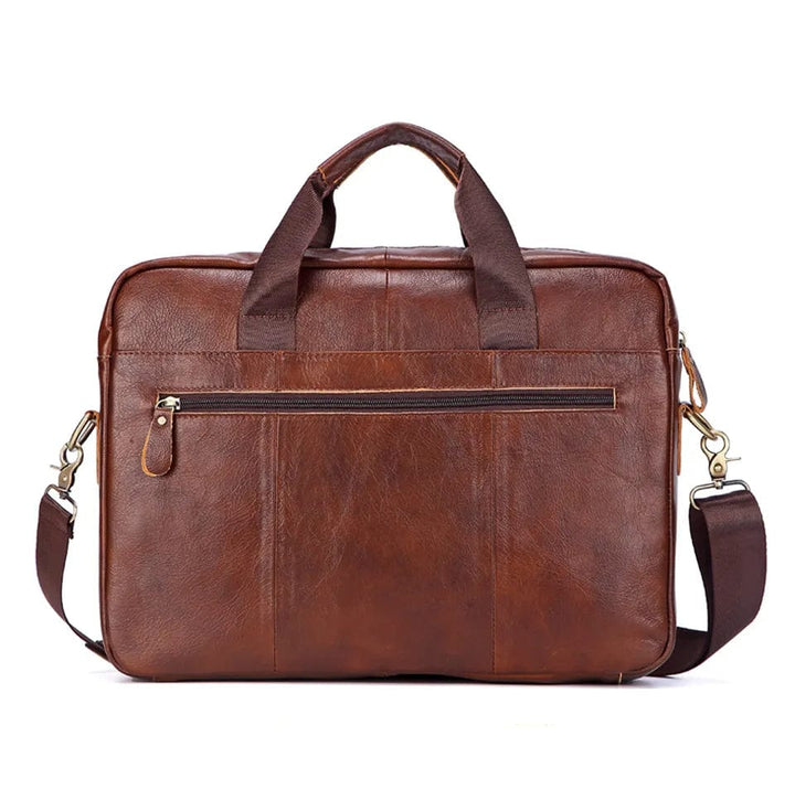 Homme d'affaires portant une sacoche ordinateur en cuir véritable, alliant style et praticité au bureau.