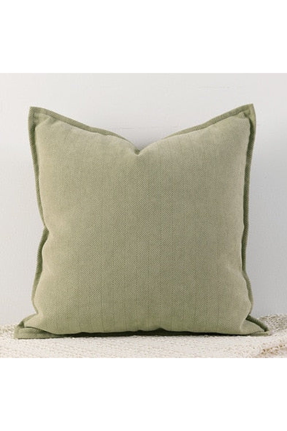 Housse de coussin carrée pour canapé, design classique pour une décoration intérieure chaleureuse.