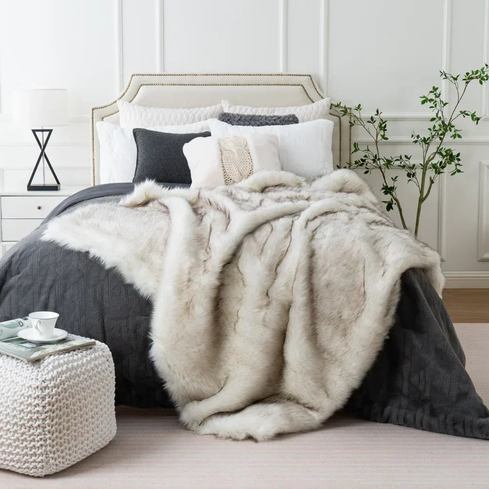 Couverture d'hiver en fausse fourrure de renard ultra douce, parfaite pour le canapé ou comme plaid décoratif.