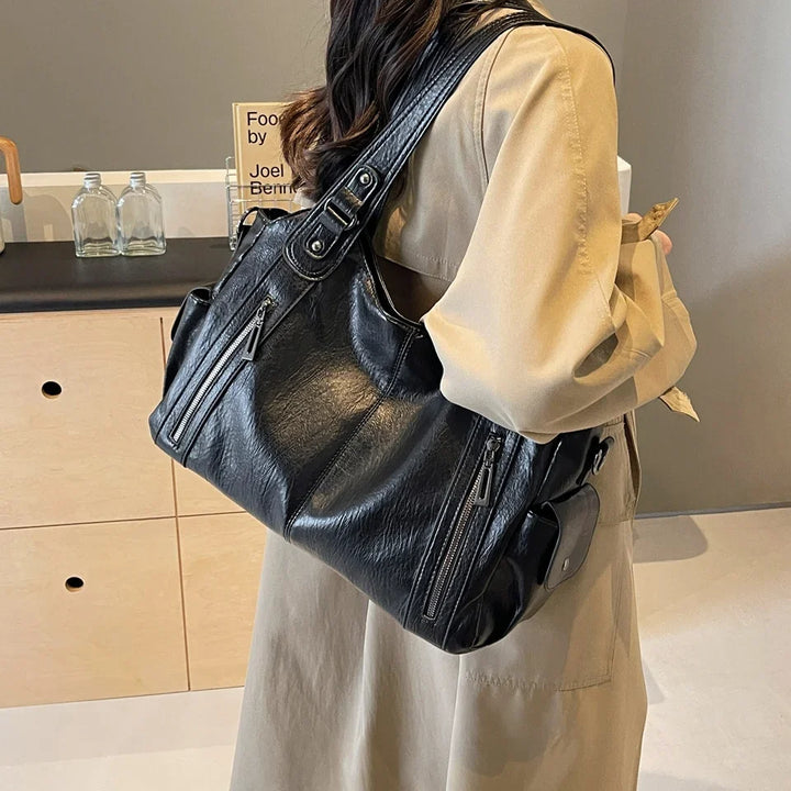 Sac cabas similicuir Magda avec bandoulière réglable, parfait pour femme moderne et élégante.