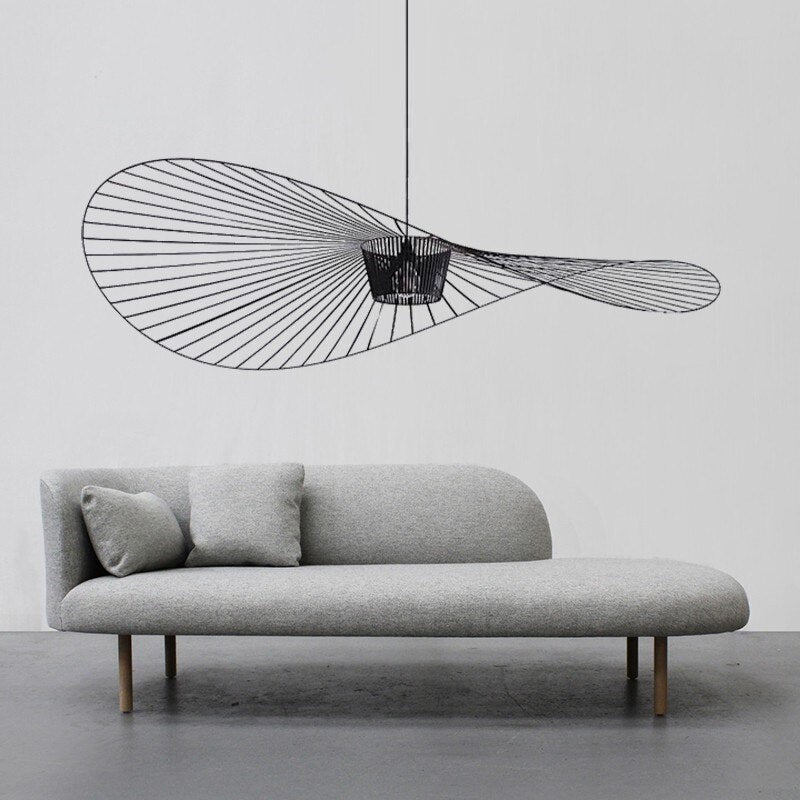 Lampe design suspendue, apportant une touche moderne à la décoration de votre salle à manger.