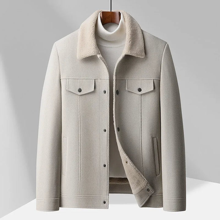 Veste homme élégante et chaude, coupe droite. Confort urbain, décontractée avec poches et boutons. Idéale hiver.