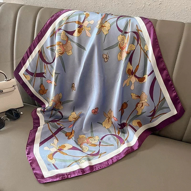 Accessoire cheveux et sac : foulard en satin imprimé, pour un look féminin.