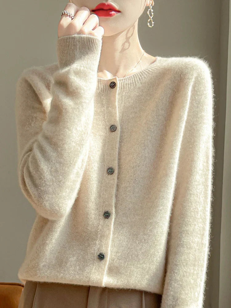 Cardigan élégant en maille douce pour femme, parfait pour une tenue mode automne-hiver.