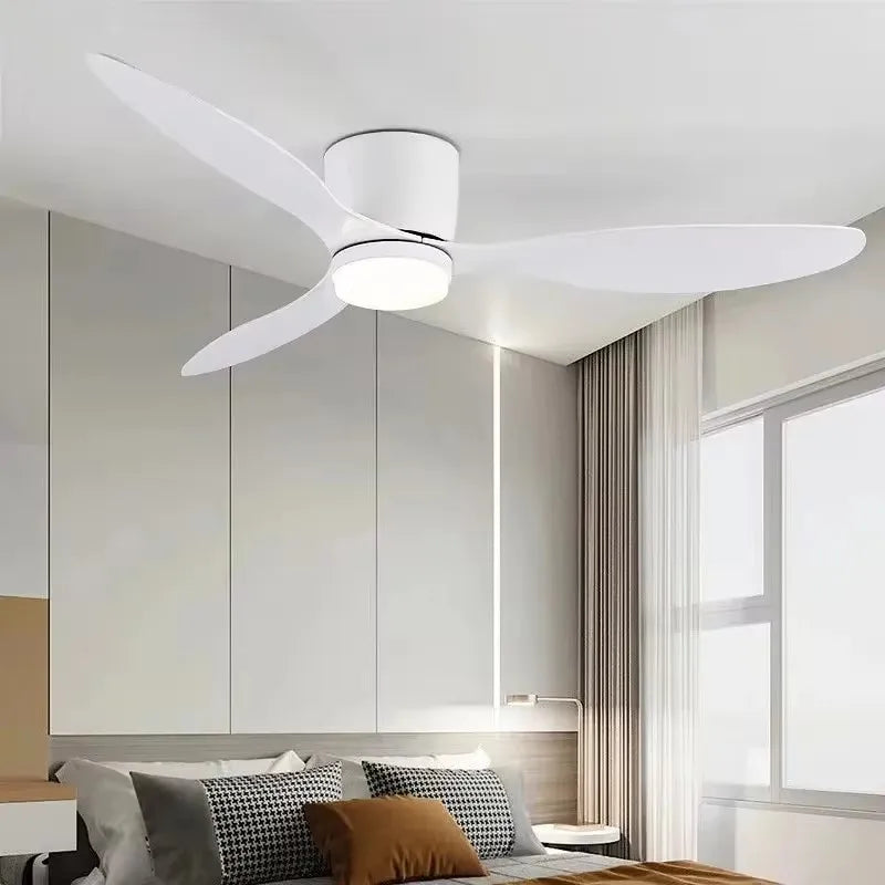 Ventilateur de plafond avec éclairage LED intégré et télécommande, offrant lumière, fraîcheur et confort.
