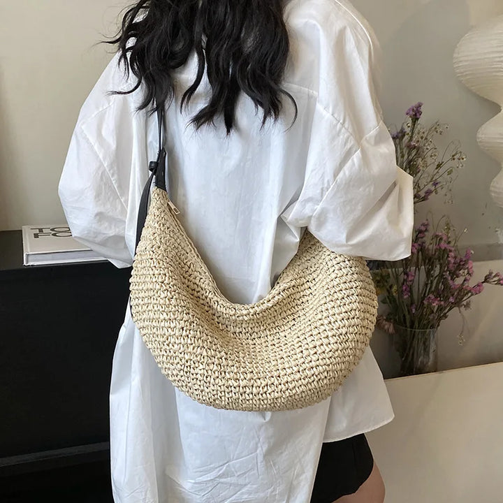 Sac banane en paille naturelle pour femme, design léger et confortable avec bandoulière réglable.