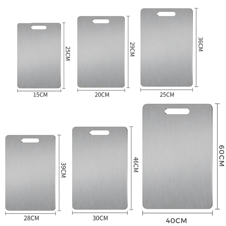 Détail de la surface brossée de la planche à découper en acier inoxydable, témoignant de sa qualité et durabilité.