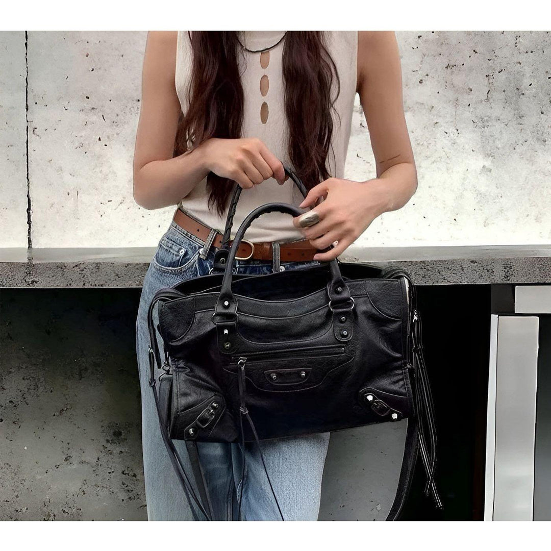 Intérieur spacieux du sac à main femme en cuir PU noir, parfait pour l'organisation quotidienne des essentiels.