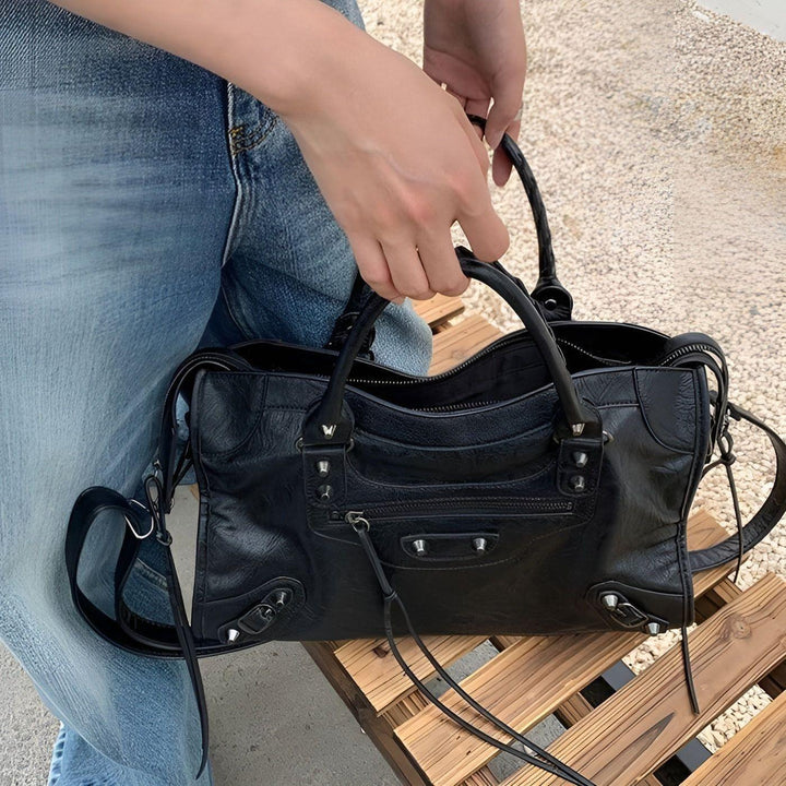 Sac à main noir chic et spacieux pour femme en cuir PU, parfait pour une utilisation quotidienne et le travail.