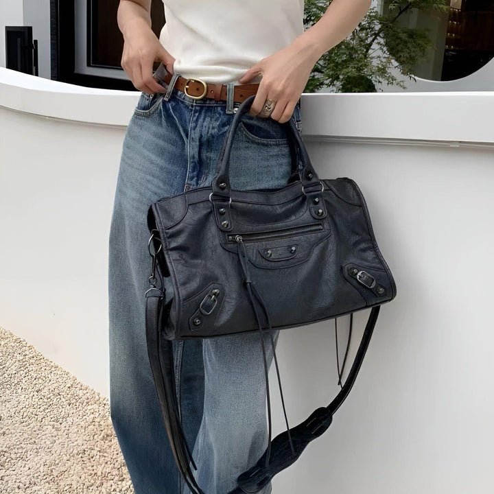 Détail du cuir PU noir texturé du sac à main femme, alliant élégance, qualité et mode.