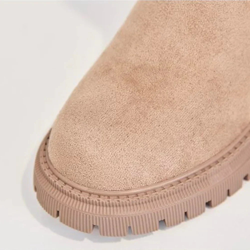 Chaussures bottes de neige femme, élégantes et chaudes. Idéales pour la mode hiver, le confort et les rues de ville.