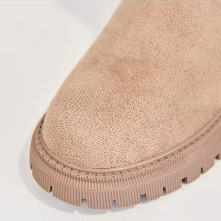 Chaussures bottes de neige femme, élégantes et chaudes. Idéales pour la mode hiver, le confort et les rues de ville.