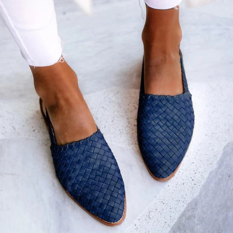 Paire de sandales orthopédiques pour femme offrant un grand confort et un soutien du pied grâce à leur semelle amortie.