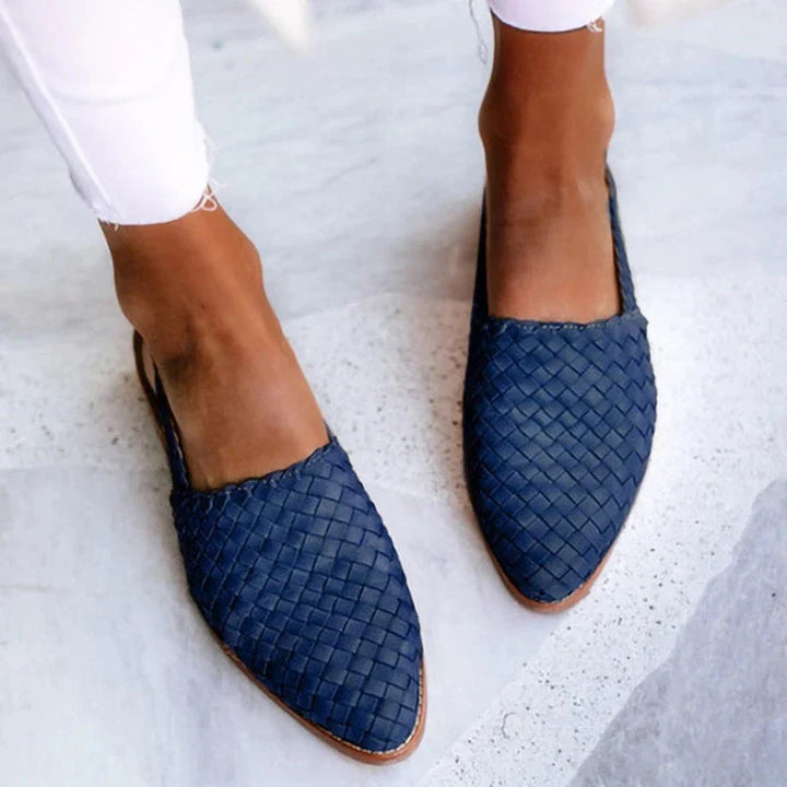 Paire de sandales orthopédiques pour femme offrant un grand confort et un soutien du pied grâce à leur semelle amortie.