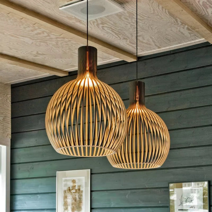Suspension Natura Orb en bois organique, luminaire design pour un éclairage naturel et une décoration intérieure unique.