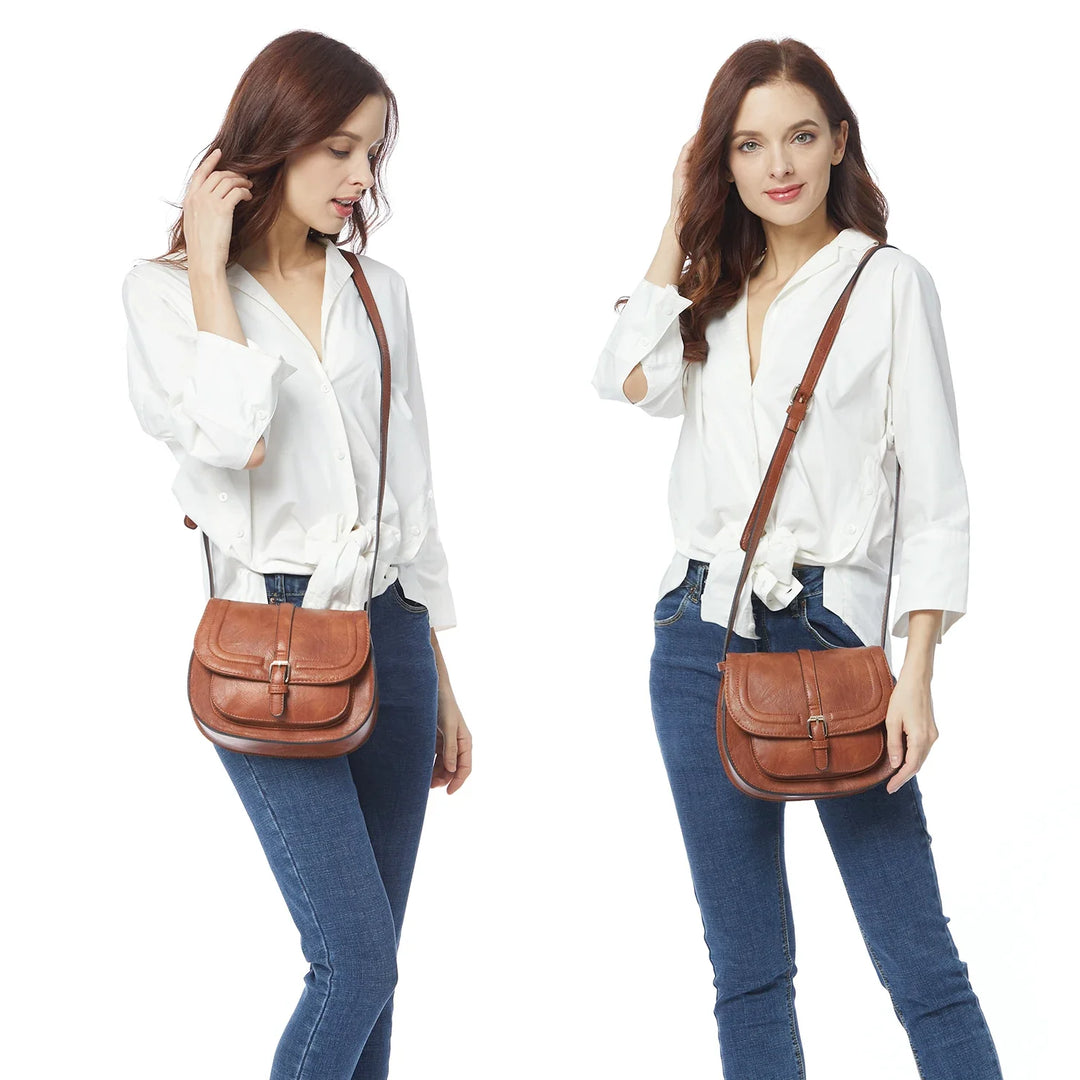 Sac bandoulière femme tendance avec rabat sophistiqué, accessoire de mode élégant et pratique.