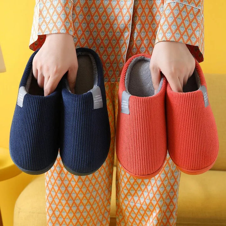 Pantoufles cocooning en peluche, fourrées pour un confort hivernal optimal à l'intérieur. Douceur et chaleur.