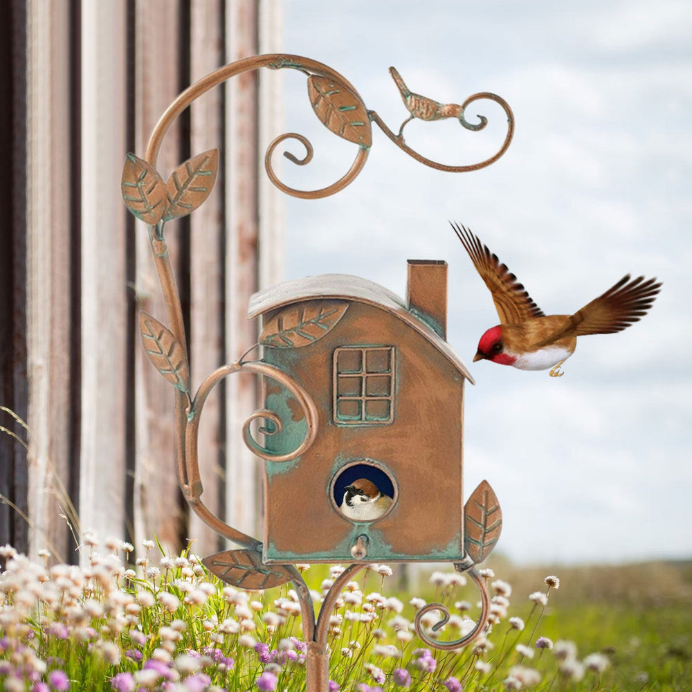Nichoir en bois rustique, design unique, ornement charmant pour jardin. Offre un refuge boisé aux oiseaux.