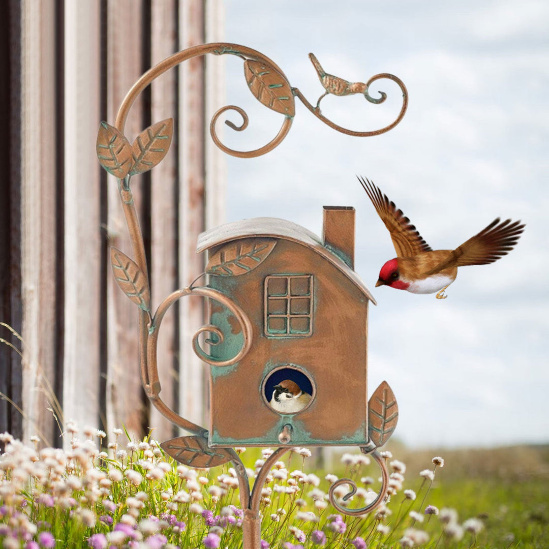 Nichoir en bois rustique, design unique, ornement charmant pour jardin. Offre un refuge boisé aux oiseaux.
