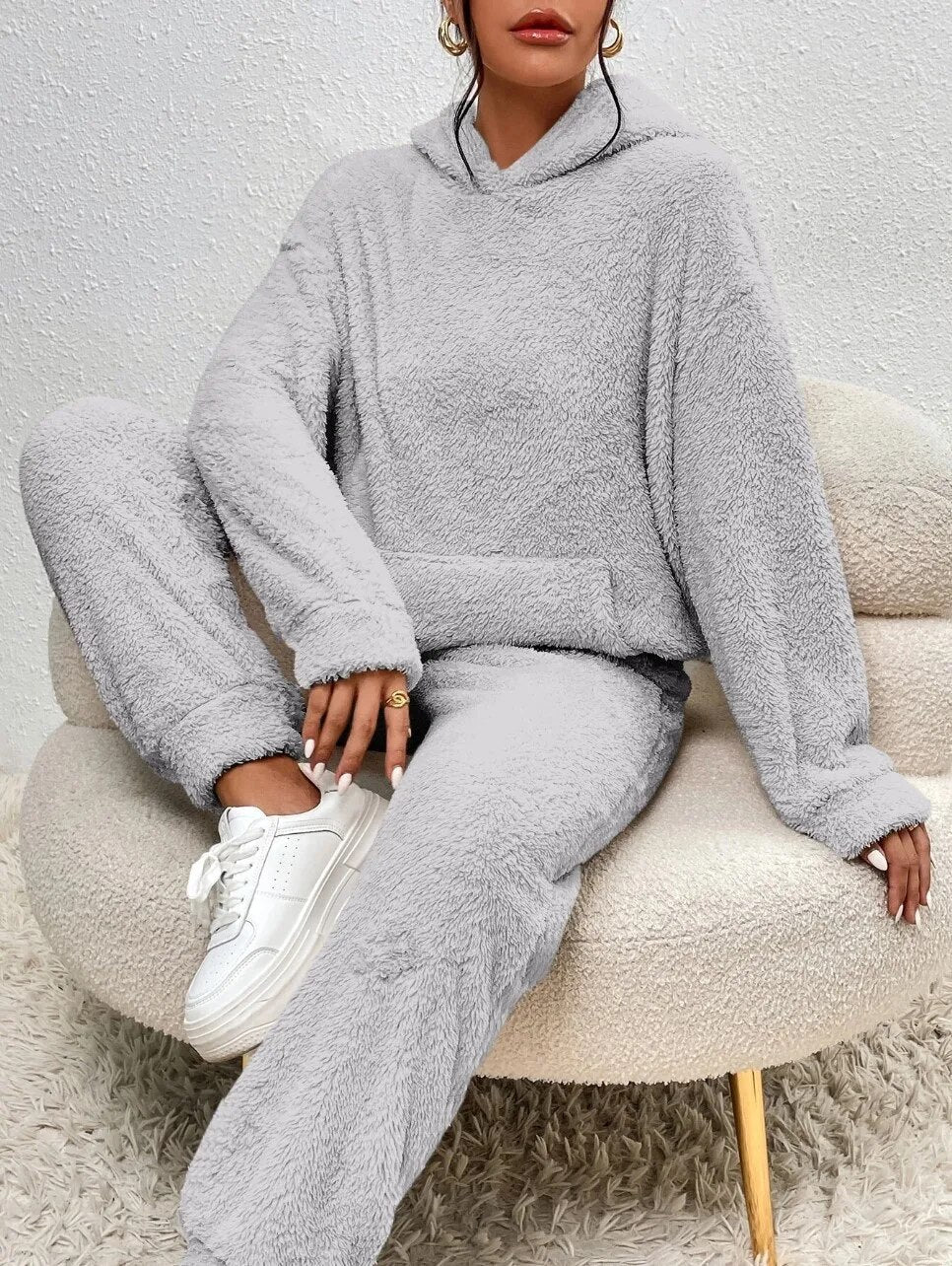 Tenue de nuit unisexe LuxeCuddle en teddy, ultra douce, avec capuche pour un confort cocooning.