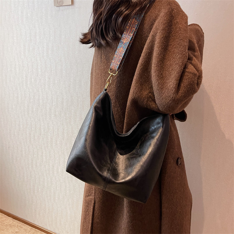 Sac à main femme style seau, en matière vegan durable, disponible en beige, noir, marron, vert.