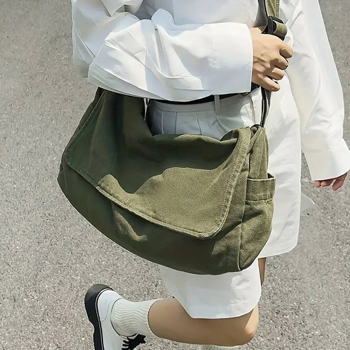 Élégant sac bandoulière unisexe en tissu recyclé. Parfait pour transporter vos essentiels avec style et écoresponsabilité.