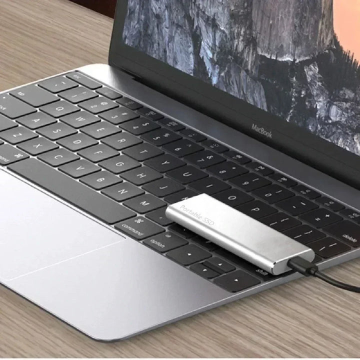 Sauvegarde rapide avec un SSD externe USB 3.2, design élégant et compact pour mobile.