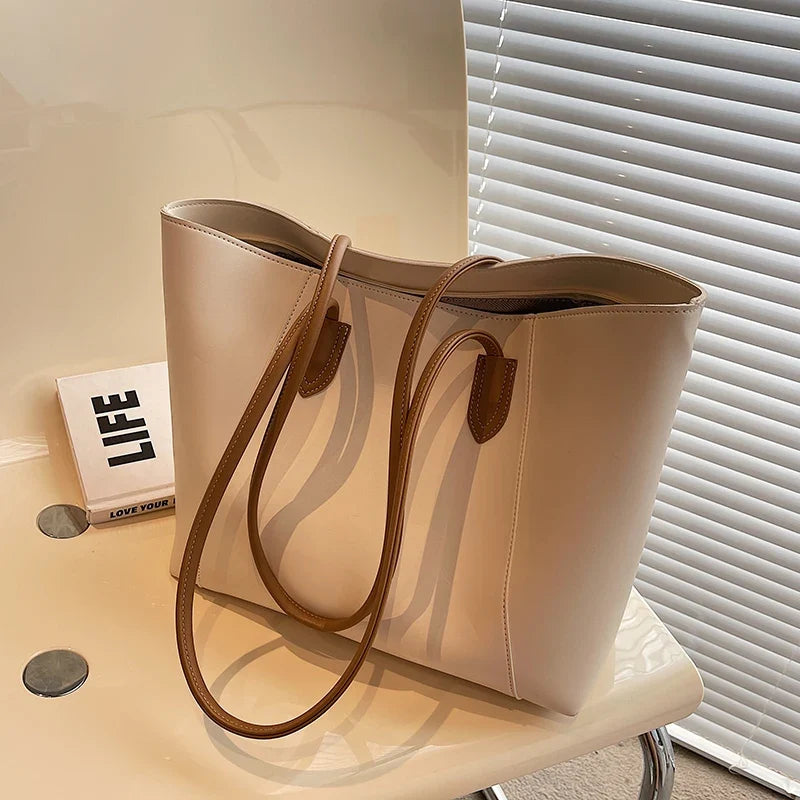 Grand sac cabas femme en similicuir, parfait pour étudiantes, transporter livres et essentiels de mode.