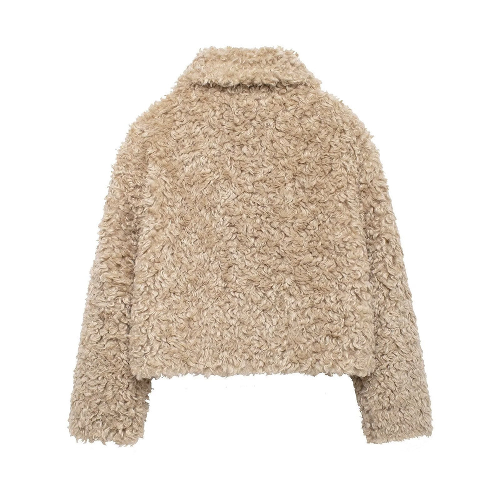 Moderne veste teddy beige pour femme, chaude et stylée avec détail boucle. Parfaite pour la mode hivernale.