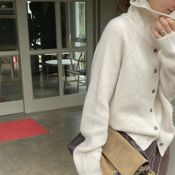 Pull femme hiver chaud et doux, col roulé boutonné. Un essentiel élégant et confortable.