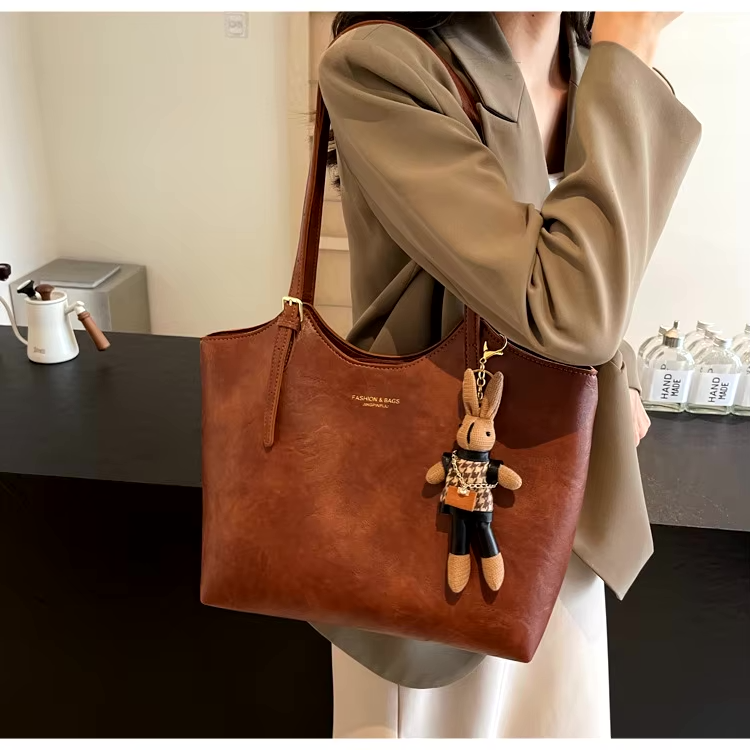 Sac femme vintage noir en cuir végan. Fourre-tout élégant pour un look rétro.