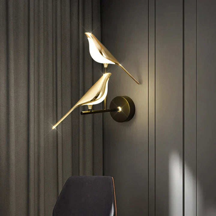 Luminaire mural LED design oiseau doré, éclairage d'ambiance ajustable pour un intérieur raffiné.