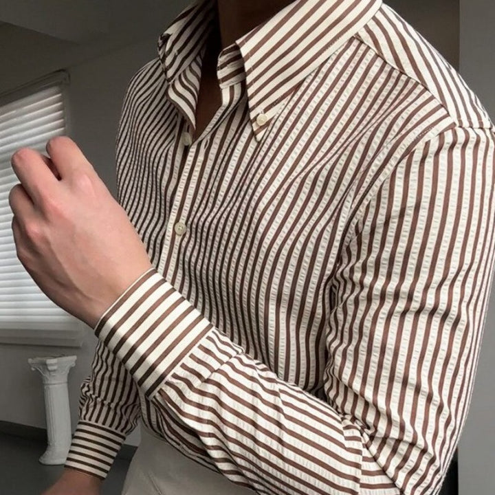 Chemise moderne homme rayée, coupe cintrée. Style italien pour une mode masculine élégante et polyvalente.