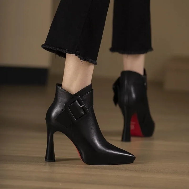 Vue latérale des bottes femme à boucles, avec talon stable et design élégant, pour un confort optimal.