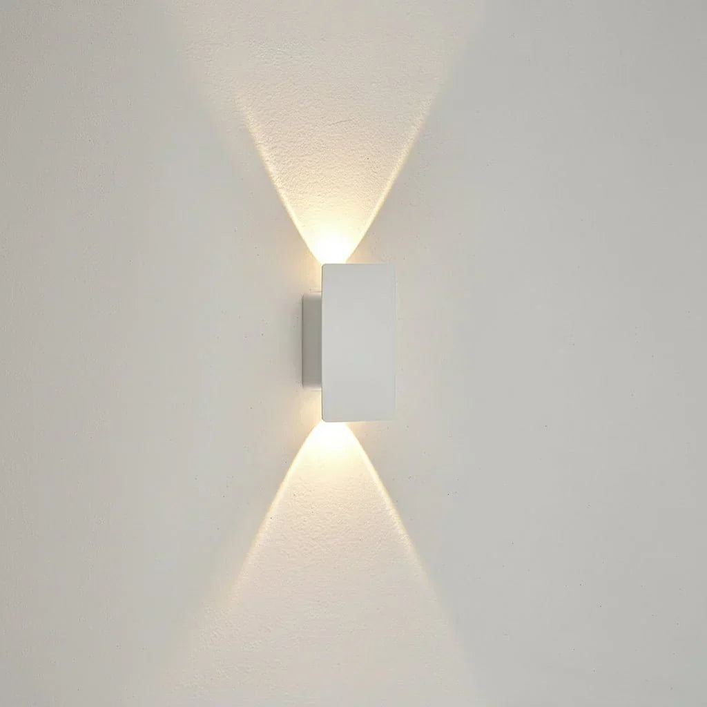 Applique murale LED OUTGLOW design moderne pour couloir, salon ou salle de bain, lumière efficace et décorative.