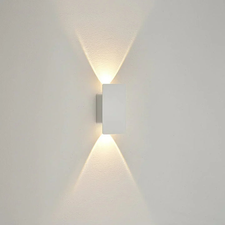 Applique murale LED OUTGLOW design moderne pour couloir, salon ou salle de bain, lumière efficace et décorative.