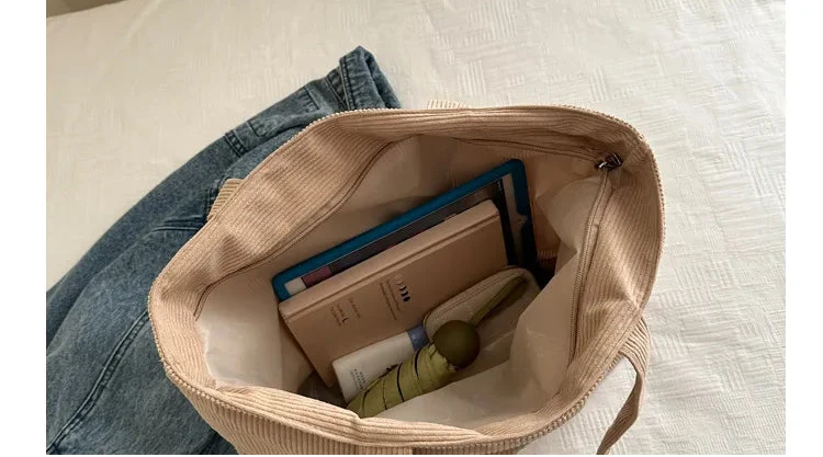 Gros plan sur la texture douce d'un sac cabas en velours côtelé, sac femme hiver original.