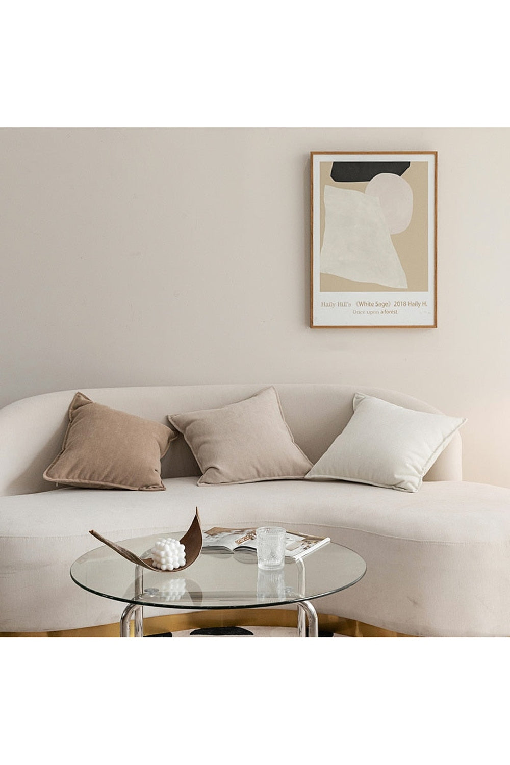 Housse décorative de coussin carré pour canapé. Éléments clés: élégance, confort, salon.
