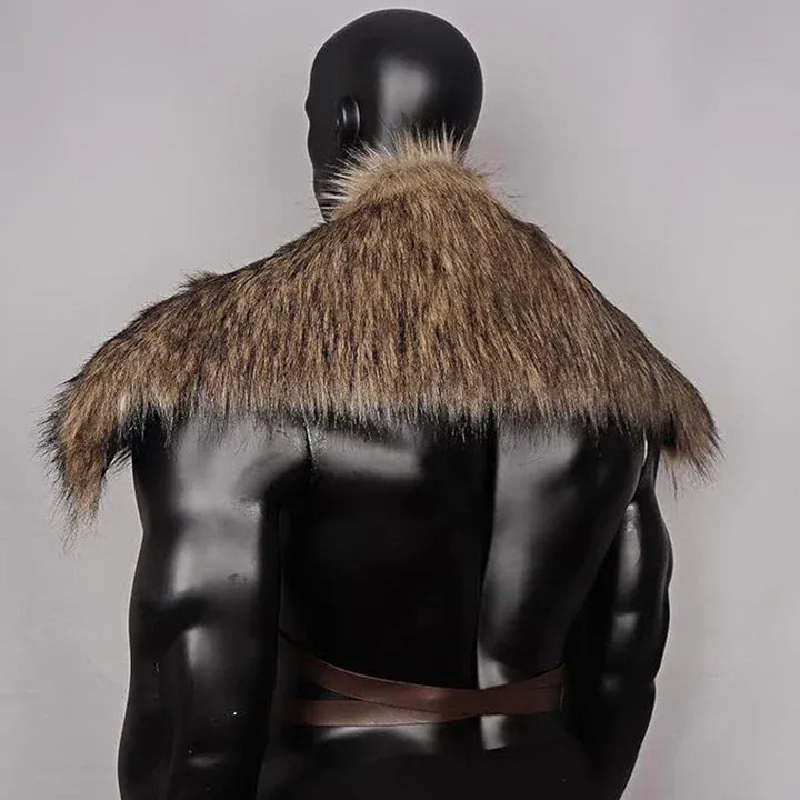 Homme en cape viking nordique, fausse fourrure et sangle ajustée. Parfait pour déguisement, GN ou événement cosplay.