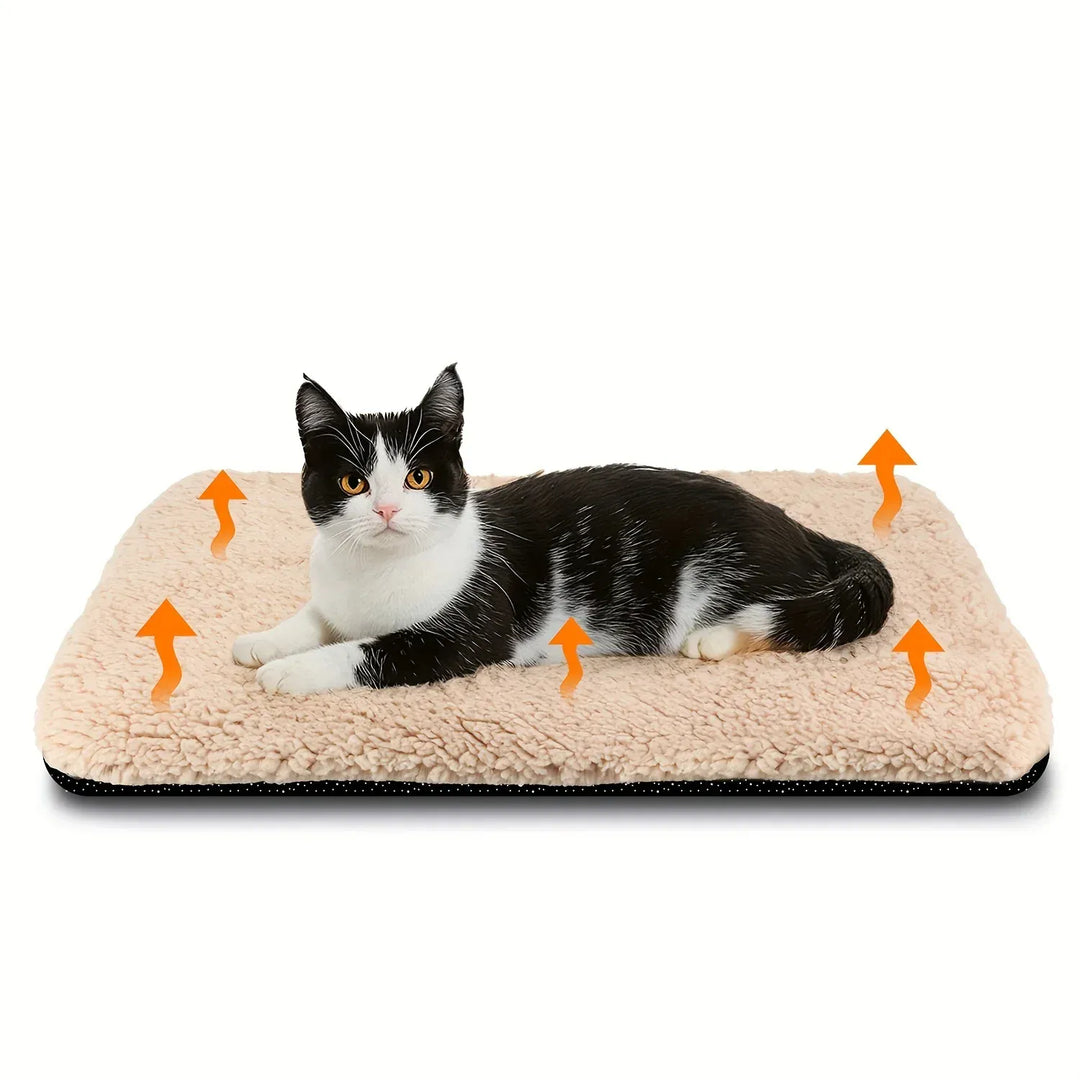 Chaleur hivernale pour animaux : tapis auto-chauffant confort pour chien et chat fatigué, parfait pour le repos.